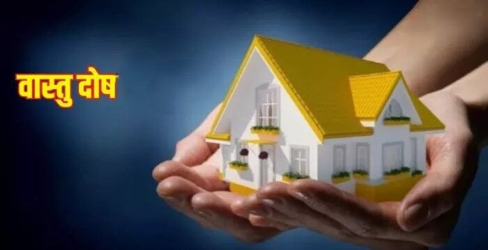 "स्नान के बाद बाथरूम में खड़े व्यक्ति की छवि, जो ध्यान और स्वच्छता के प्रतीक के रूप में ऊर्जा संतुलन का ध्यान रख रहा है।"