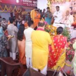 लखनऊ के लेटे हुए हनुमान जी मंदिर में पंच-दिवसीय श्रीराम कथा के पहले दिन श्रद्धालुओं की भीड़, कथा व्यास डॉ. विवेक तांगड़ी कथा करते हुए, और शिव बारात की झांकी का दृश्य।