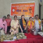 बिलासपुर में पितृ पक्ष के अवसर पर आयोजित श्रीमद् भागवत कथा में खीर और खिचड़ी प्रसाद वितरण करतीं सनाढ्य ब्राह्मण महिला मंडल की सदस्याएं, भक्तों की सेवा में जुटी हुईं।