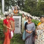 विश्वमांगल्य सभा 2025 के दौरान लखनऊ में आयोजित सांस्कृतिक और आध्यात्मिक कार्यक्रम में उपस्थित गणमान्य महिलाएं और प्रतिभागी, भारतीय परंपरा और पितृपक्ष के महत्व को स्मरण करते हुए।