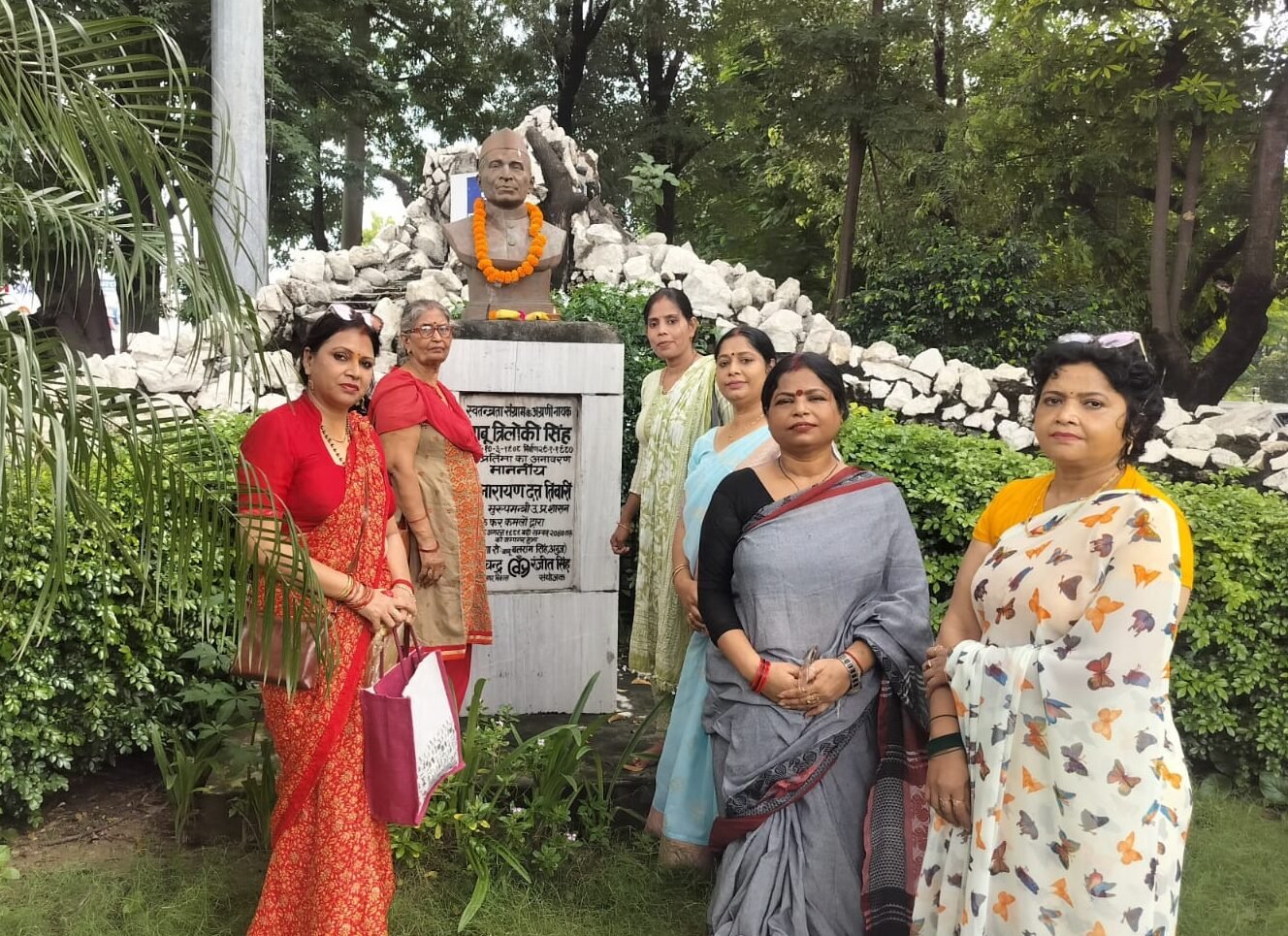 विश्वमांगल्य सभा 2025 के दौरान लखनऊ में आयोजित सांस्कृतिक और आध्यात्मिक कार्यक्रम में उपस्थित गणमान्य महिलाएं और प्रतिभागी, भारतीय परंपरा और पितृपक्ष के महत्व को स्मरण करते हुए।