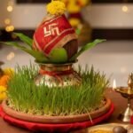 शारदीय नवरात्रि 2025 में कलश स्थापना करती महिला, पूजा सामग्री के साथ