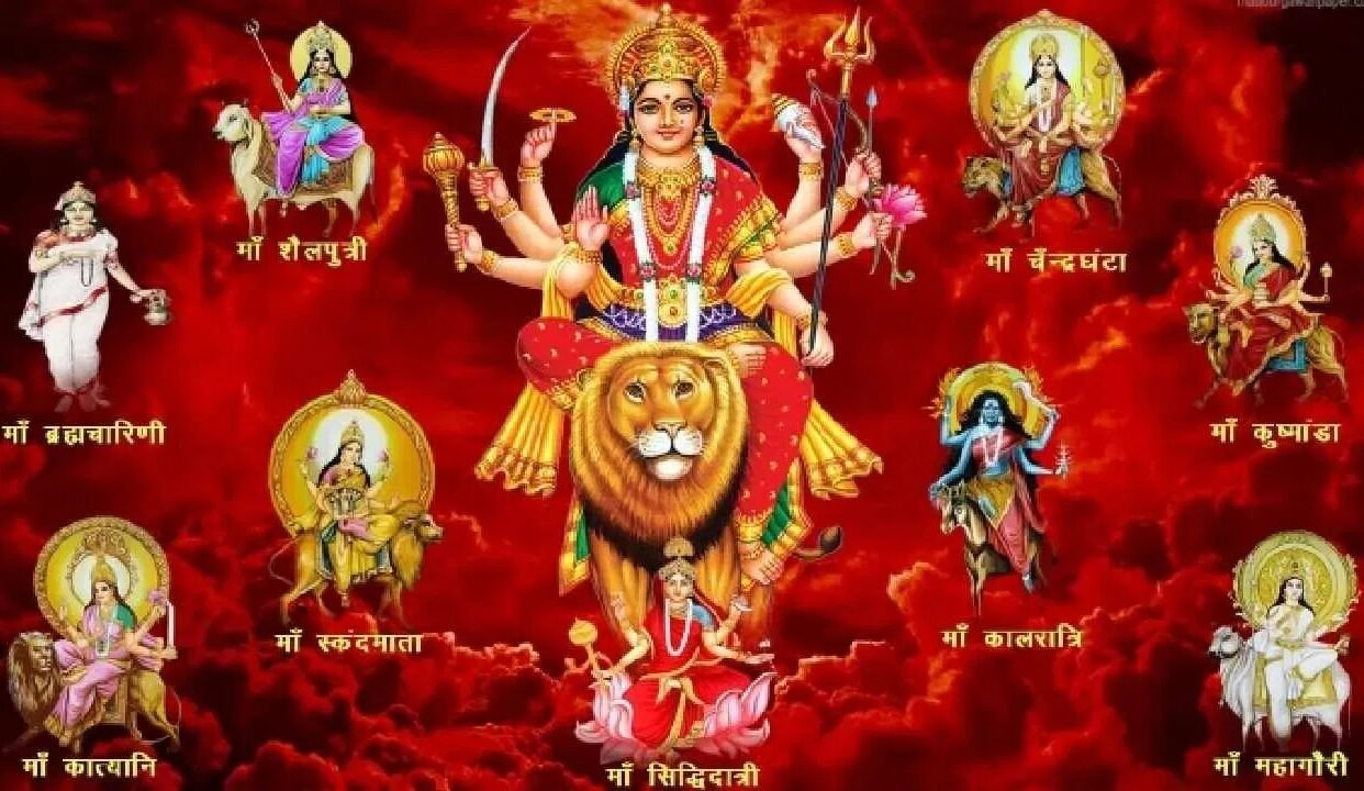 मां दुर्गा की प्रतिमा के सामने श्रद्धा से दुर्गा सप्तशती पाठ करते भक्त