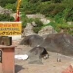 बद्रीनाथ धाम में स्थित पवित्र ब्रह्मकपाल स्थल, जहाँ भगवान शिव को ब्रह्महत्या के पाप से मुक्ति मिली थी।