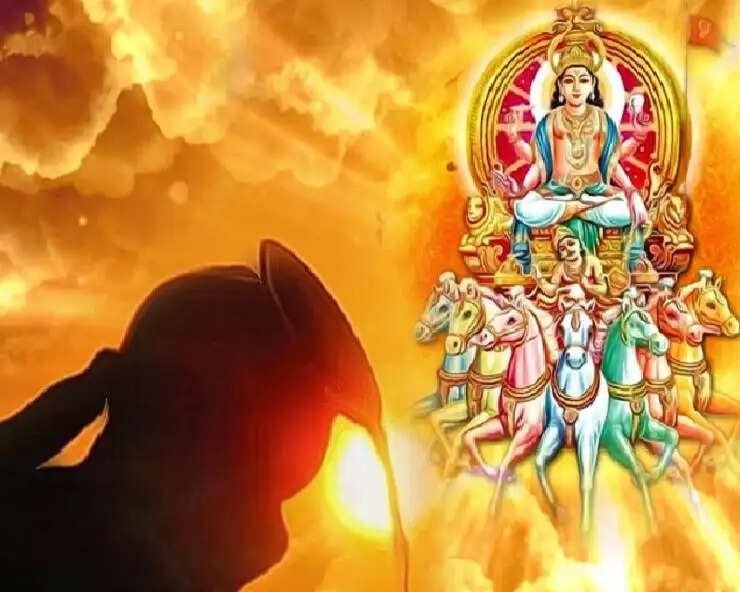 छठ पूजा में सूर्य देव को अर्घ्य देते श्रद्धालु