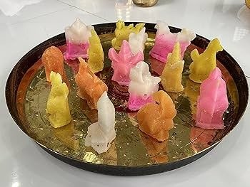 दीपावली पूजा में पताशा और चीनी के खिलौनों का महत्व, मां लक्ष्मी और गणेश जी को अर्पित किए जा रहे पताशे और मिठाइयाँ