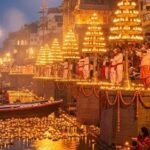 देव दीपावली 2025 पर वाराणसी गंगा घाट पर दीपदान दृश्य