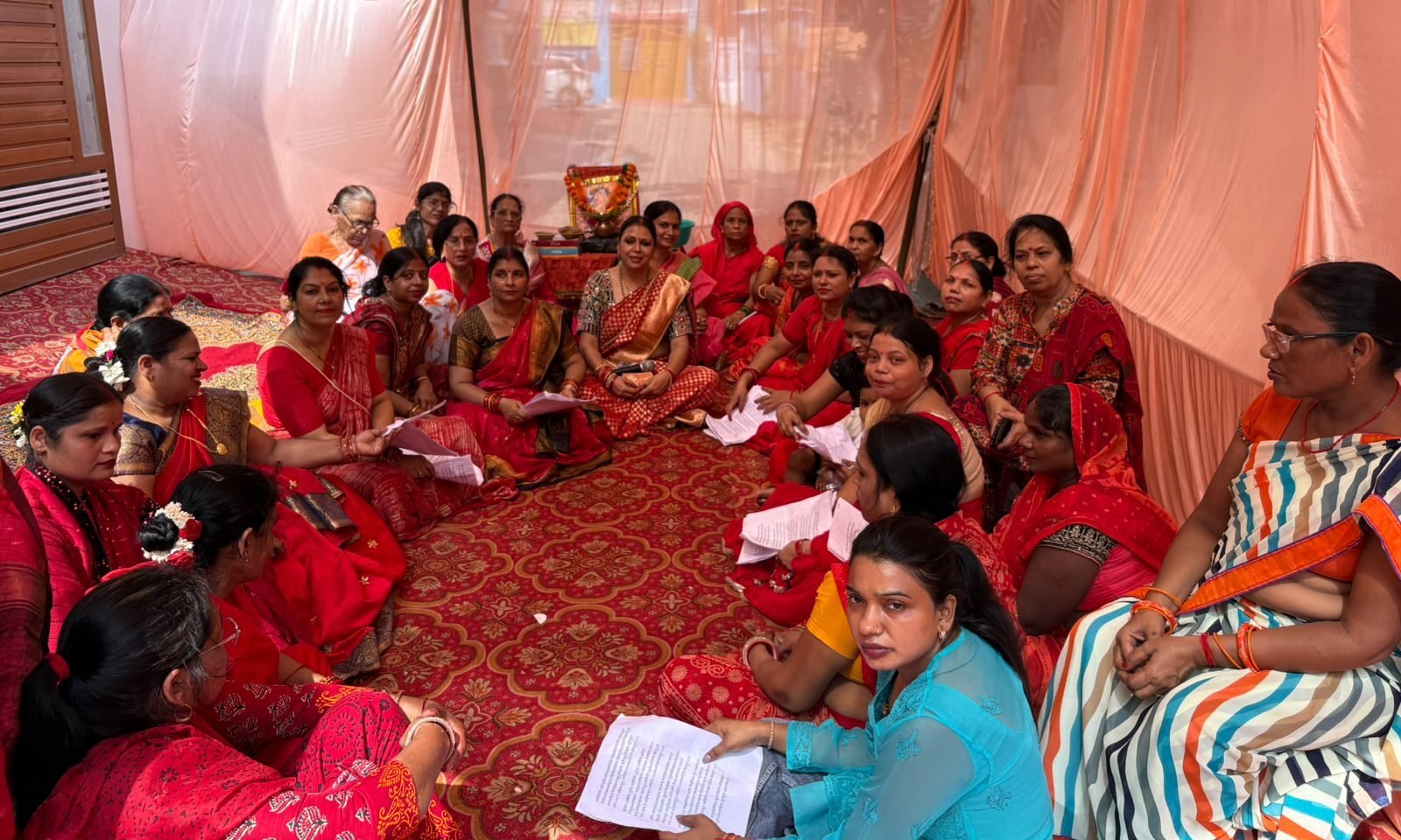 महिषासुर मर्दिनी स्तोत्र प्रशिक्षण वर्ग में भाग लेते श्रद्धालु, जो चमत्कारेश्वर शिव मंदिर में सामूहिक पाठ कर रहे हैं। महिलाएं और पुरुष पारंपरिक परिधान में बैठकर स्तोत्र का अभ्यास कर रहे हैं।