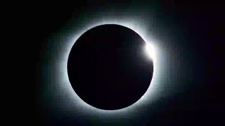 कार्तिक अमावस्या 2025: भगवान विष्णु और लक्ष्मी की पूजा करते हुए श्रद्धालु