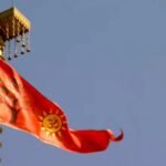 अयोध्या राम मंदिर के शिखर पर फहराता केसरिया धर्म ध्वज — सूर्य, ॐ और कोविदार प्रतीकों सहित