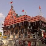 Harsiddhi Mata Temple Ujjain के प्राचीन दीप-स्तंभ और मुख्य मंदिर परिसर का दृश्य
