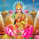 मां लक्ष्मी की पूजा में कपूर जलाते हुए भक्त – शुक्रवार के उपाय