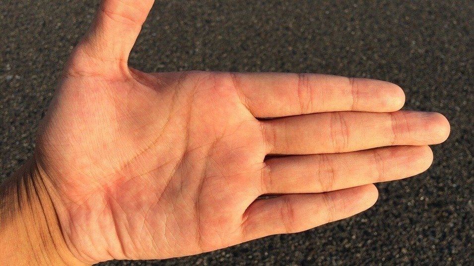 हथेली में V निशान का अर्थ और भाग्यशाली लोगों के शुभ संकेत