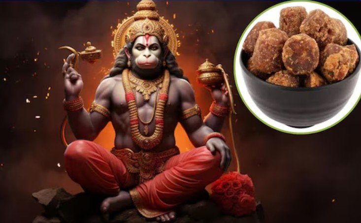 मंगलवार के दिन गुड़ से जुड़े उपाय और टोटके करते भक्त