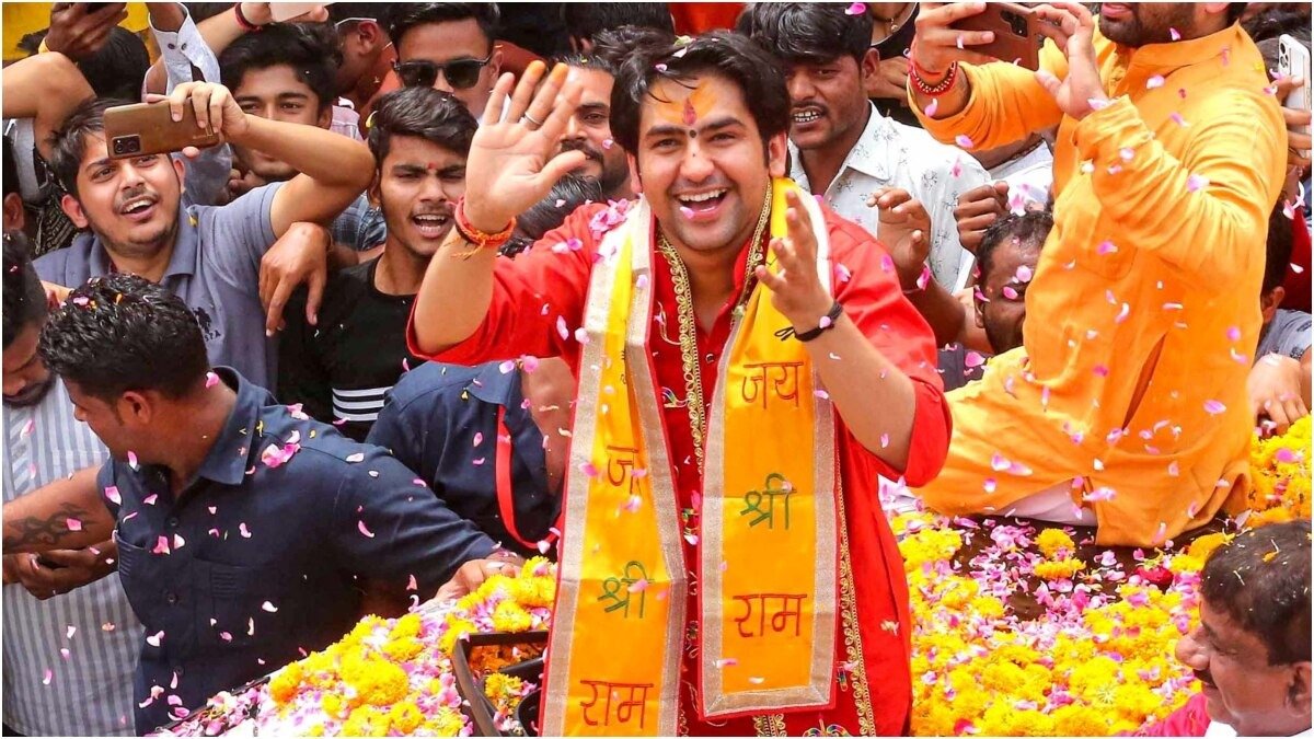 बाबा बागेश्वर धीरेंद्र कृष्ण शास्त्री की सनातन एकता पदयात्रा 2025 – दिल्ली से वृंदावन तक का आध्यात्मिक सफर