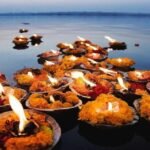 मार्गशीर्ष अमावस्या पर पितृ तर्पण करते श्रद्धालु – पितृ दोष निवारण का शुभ दिन