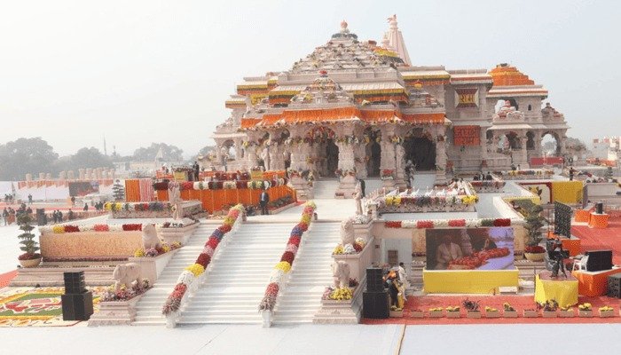 अयोध्या श्रीराम मंदिर में 25 नवंबर के ध्वजारोहण समारोह में फहराया जाता धर्म ध्वज – वैदिक मंत्रोच्चार और दिव्य वातावरण।