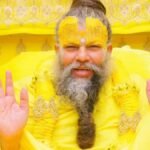 प्रेमानंद महाराज वृंदावन में अपनी पदयात्रा के दौरान भक्तों को दर्शन देते हुए