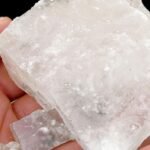 फिटकरी का टुकड़ा लाल कपड़े में बंधा हुआ, घर में धन और सकारात्मक ऊर्जा बढ़ाने के लिए