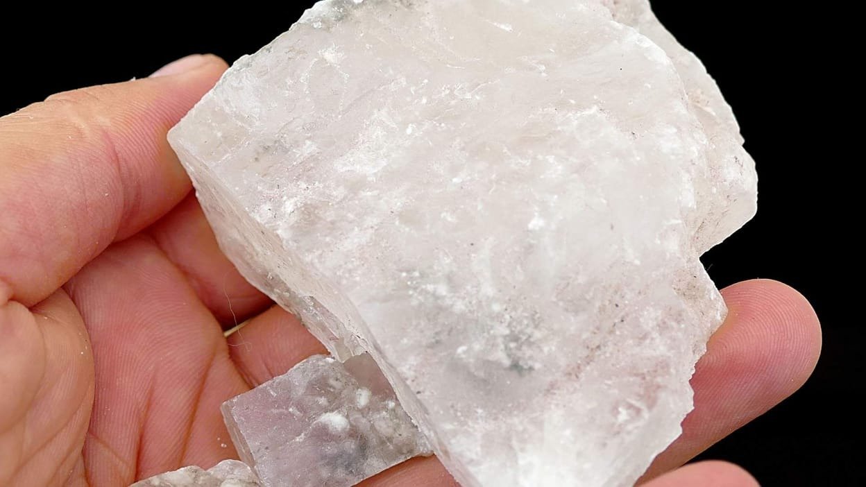 फिटकरी का टुकड़ा लाल कपड़े में बंधा हुआ, घर में धन और सकारात्मक ऊर्जा बढ़ाने के लिए