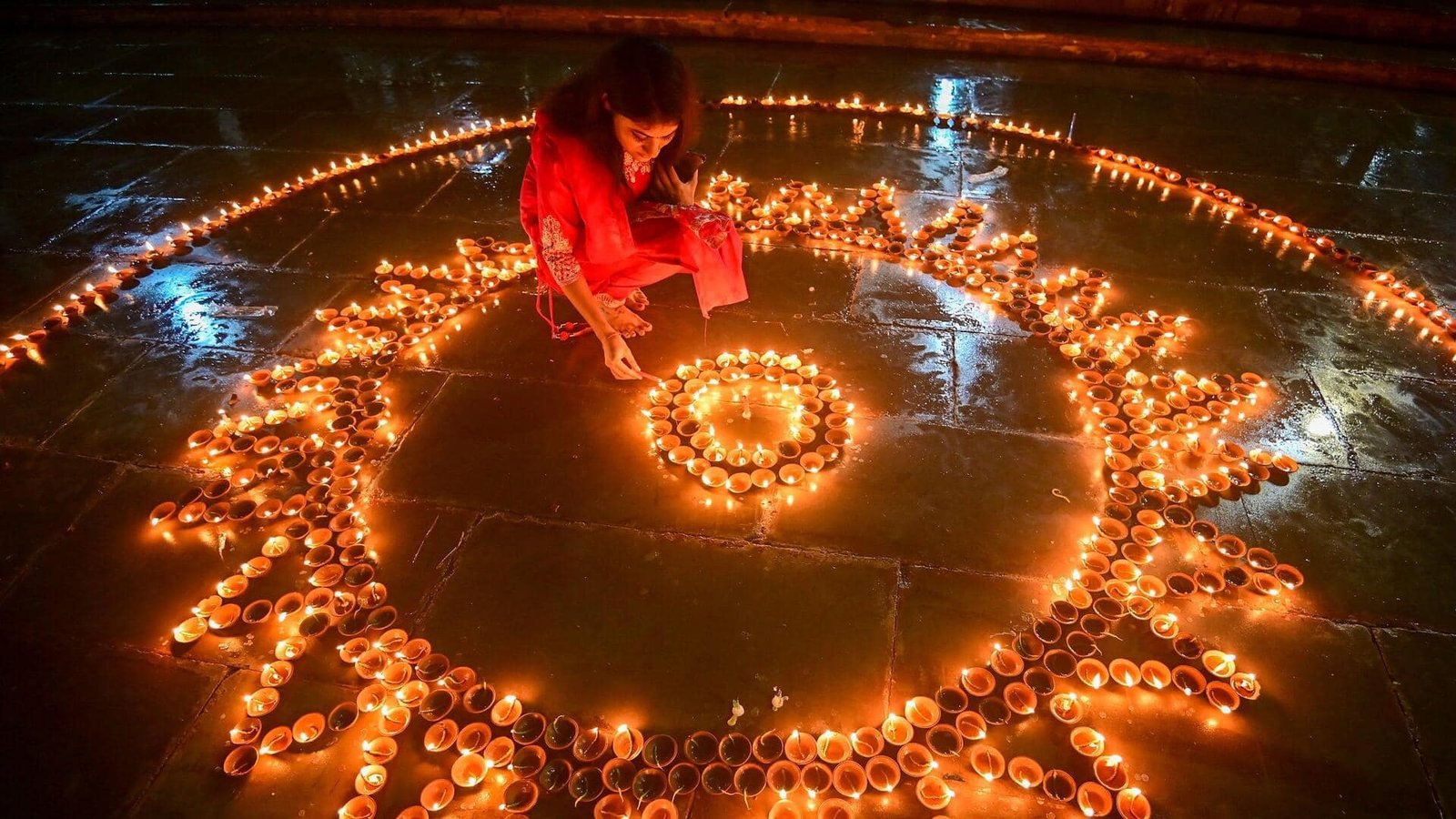 दीपावली उत्सव में लाल किले पर जलते हुए दीये और आतिशबाजी