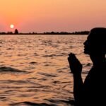 सूर्य देव को जल अर्पित करना"