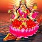 माँ नर्मदा आरती करते श्रद्धालु और पवित्र नर्मदा नदी का दिव्य दृश्य