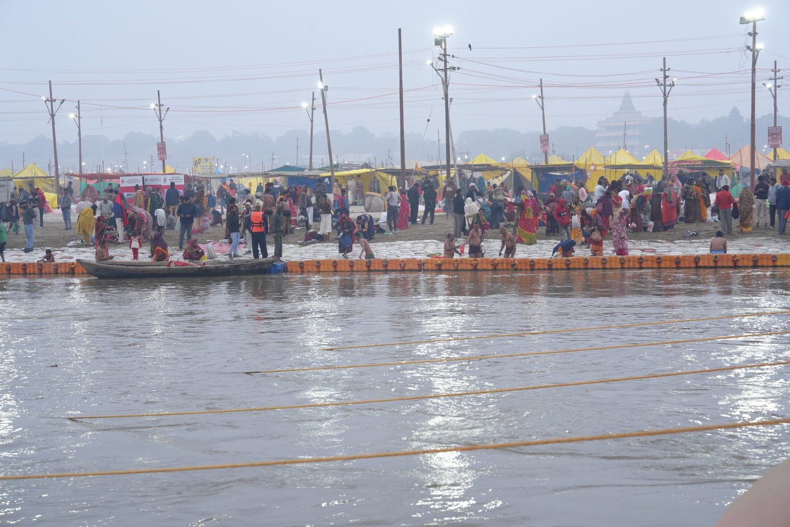 माघ मास 2026 में गंगा स्नान करते श्रद्धालु और भगवान विष्णु की पूजा