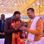 लखनऊ में आयोजित गीता रसामृतम महोत्सव में हरिनाम संकीर्तन और गीता ज्ञान प्रवचन करते इस्कॉन संत