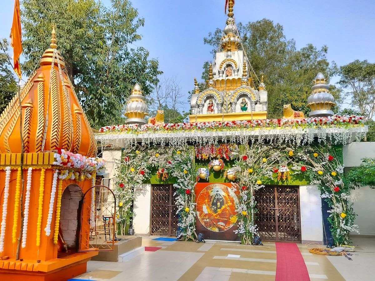 मध्य प्रदेश के बालाघाट स्थित कालीपाठ मंदिर में पेट के बल लेटी माँ काली की अद्भुत प्रतिमा