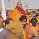 प्रयागराज संगम में मौनी अमावस्या के दौरान पालकी रोके जाने पर धरने पर बैठे शंकराचार्य स्वामी अविमुक्तेश्वरानंद