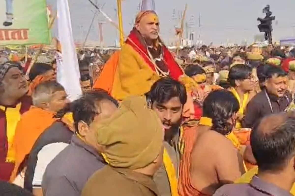 प्रयागराज संगम में मौनी अमावस्या के दौरान पालकी रोके जाने पर धरने पर बैठे शंकराचार्य स्वामी अविमुक्तेश्वरानंद