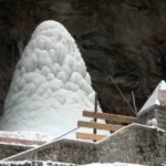 मनाली के पास हिमालय की ऊंचाई पर बर्फ में प्राकृतिक रूप से बने अंजनी महादेव मंदिर का शिवलिंग