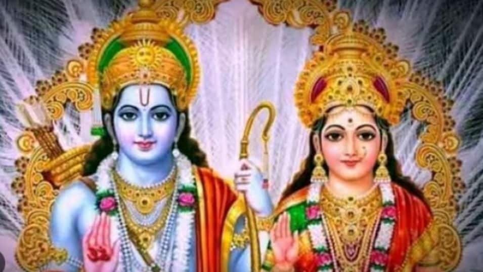 सीता अष्टमी व्रत के दौरान माता सीता की पूजा करते हुए महिलाएं