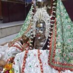 वृंदावन के गोपेश्वर महादेव मंदिर में गोपी रूप में सजे शिवलिंग का दिव्य दर्शन