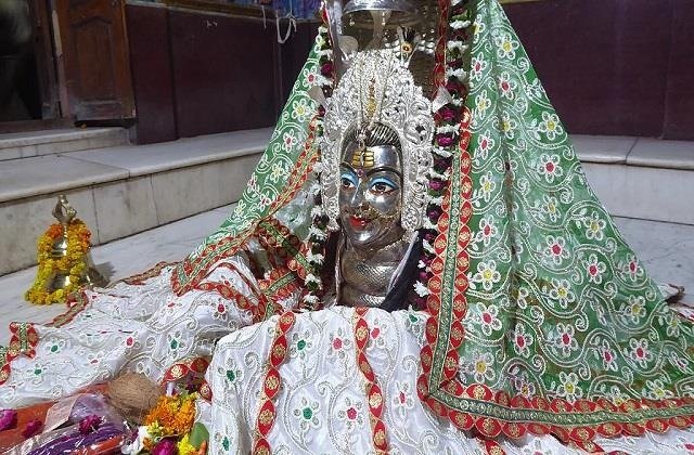 वृंदावन के गोपेश्वर महादेव मंदिर में गोपी रूप में सजे शिवलिंग का दिव्य दर्शन