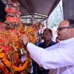 लखनऊ के अर्जुनगंज स्थित मरी माता मंदिर परिसर में टंगी हजारों घंटियां और श्रद्धालुओं द्वारा जलाए गए दीपक।