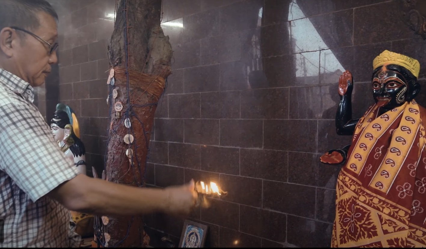 टंगरा, कोलकाता स्थित चाइनीज काली मंदिर में मां काली की प्रतिमा के सामने चाऊमीन और मोमोज का भोग।