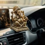 कार के डैशबोर्ड पर जागृत मुद्रा में भगवान गणेश की मूर्ति – वास्तु शास्त्र अनुसार शुभ व्यवस्था