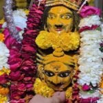 काशी विश्वनाथ मंदिर में महाशिवरात्रि से पहले बाबा विश्वनाथ की हल्दी रस्म के दौरान अचल प्रतिमा पर हल्दी अर्पित करते श्रद्धालु