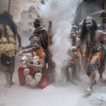 मणिकर्णिका घाट पर मसान होली के दौरान साधु चिता की भस्म से होली खेलते हुए