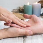 हाथ की हथेली में सूर्य रेखा (Sun Line) दिखाती हुई तस्वीर