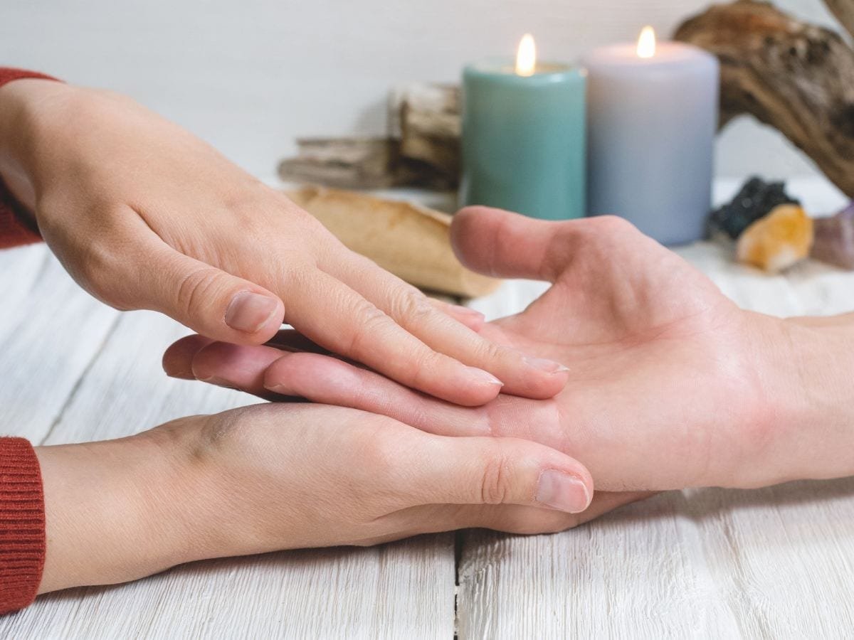 हाथ की हथेली में सूर्य रेखा (Sun Line) दिखाती हुई तस्वीर