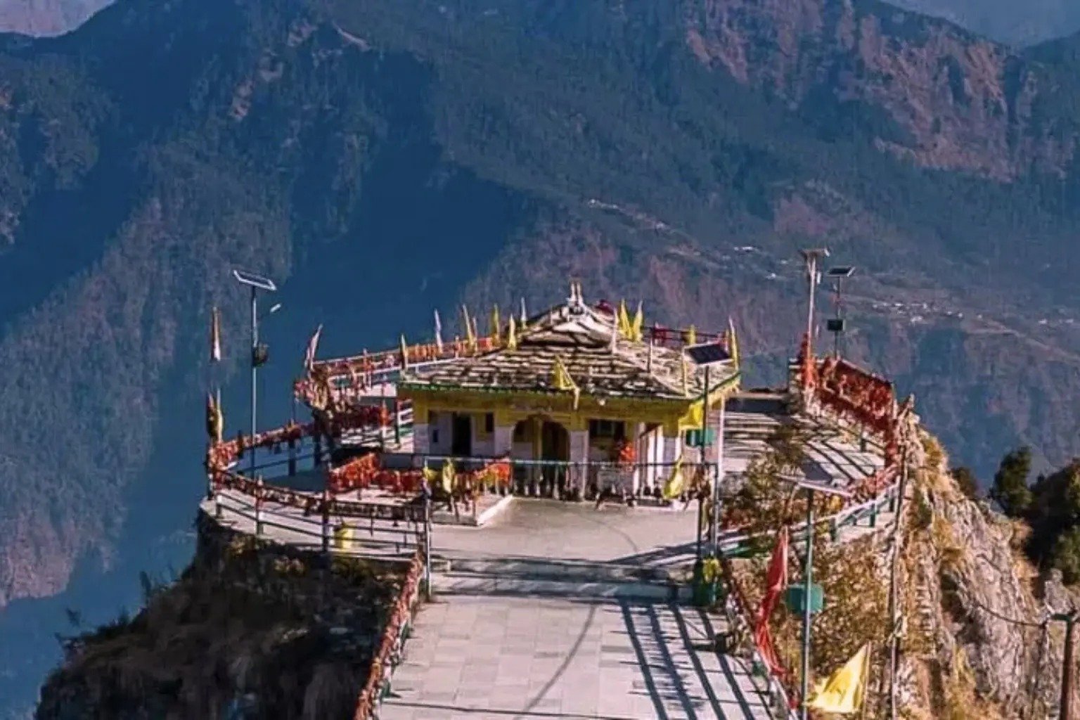 उत्तराखंड के रुद्रप्रयाग जिले में पहाड़ी चोटी पर स्थित कार्तिक स्वामी मंदिर का मनमोहक दृश्य