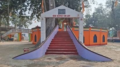 बिहार के वैशाली जिले में स्थित बाबा बटेश्वर नाथ धाम में महादेव को बैंगन अर्पित करते श्रद्धालु