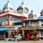 कोलकाता स्थित कालीघाट मंदिर में मां काली का दिव्य स्वरूप और श्रद्धालुओं की भीड़