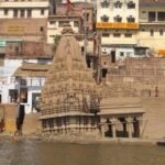वाराणसी के मणिकर्णिका घाट के पास गंगा किनारे झुका हुआ रत्नेश्वर महादेव मंदिर