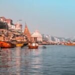 गंगाजल की बोतल और गंगा नदी का पवित्र दृश्य