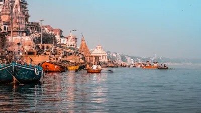 गंगाजल की बोतल और गंगा नदी का पवित्र दृश्य