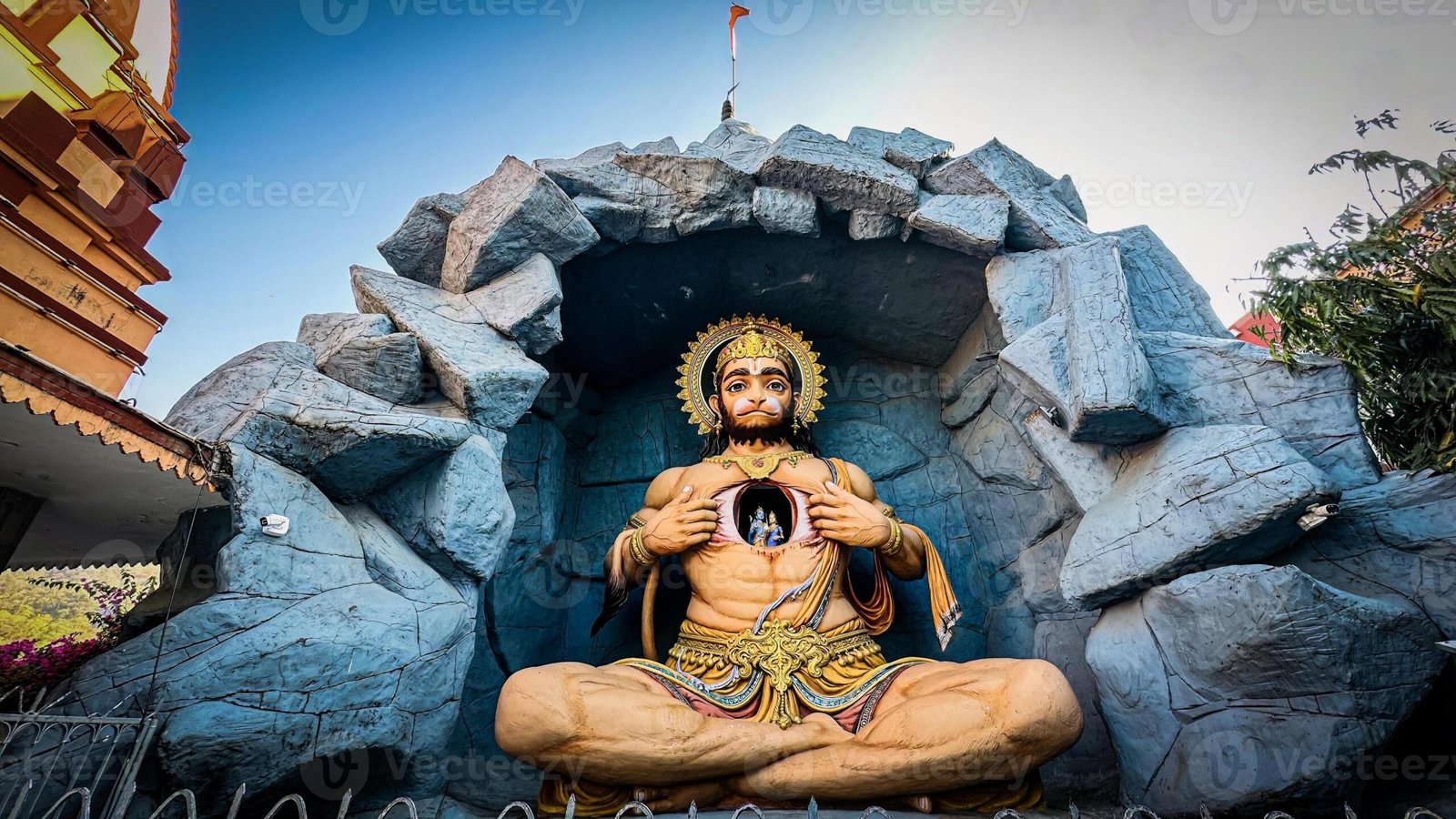 बजरंग बाण का पाठ करते हुए भक्त और भगवान हनुमान जी की दिव्य प्रतिमा